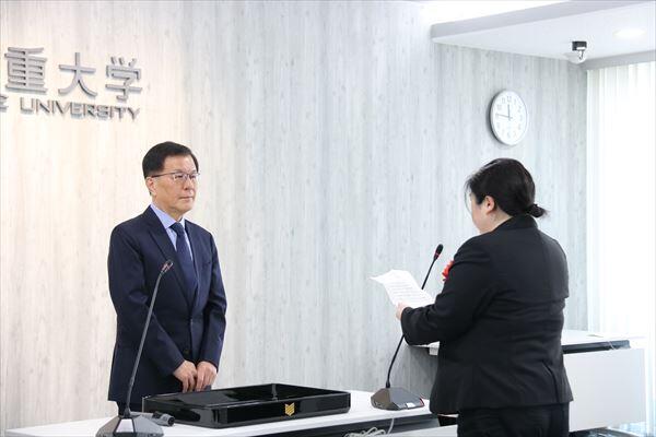 三重大学 令和6年度三重大学永年勤続者表彰式を開催しました - 学長